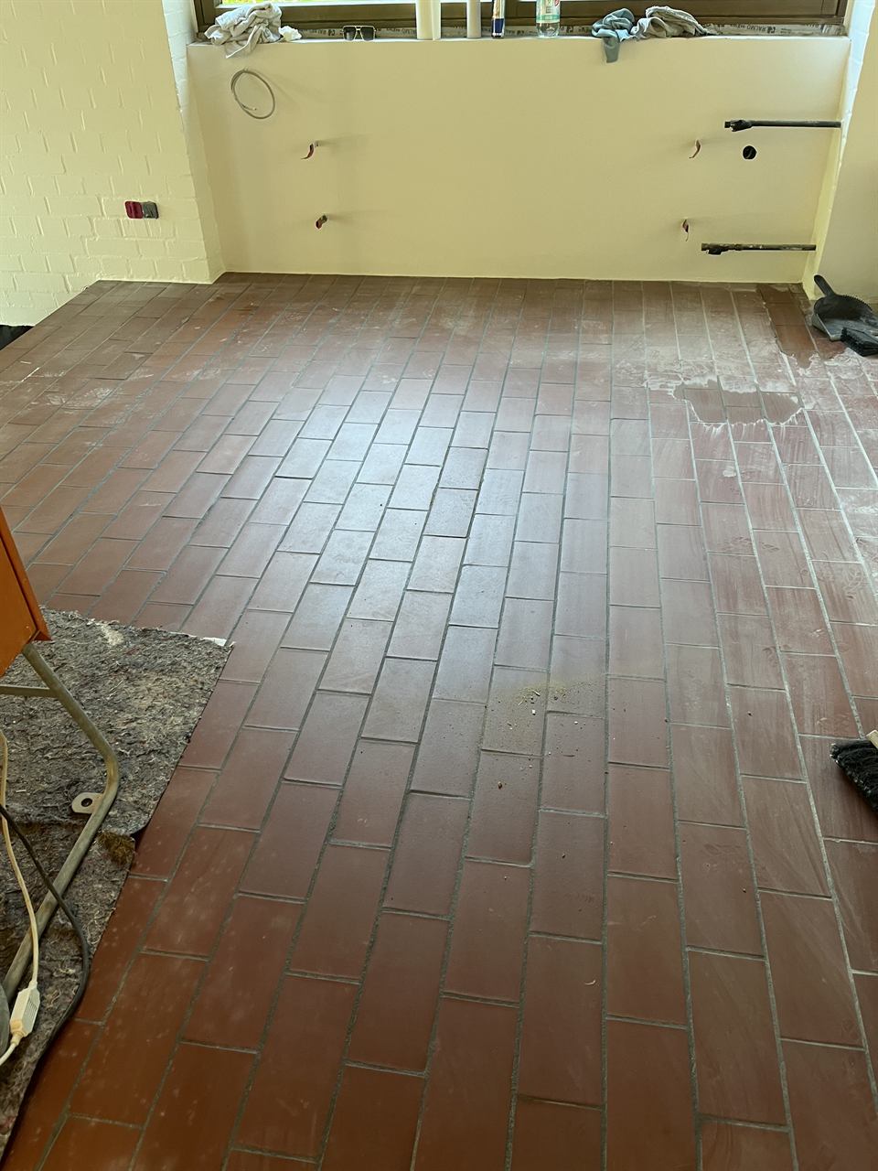 Boden vor der Baureinigung — Staub und Materialreste