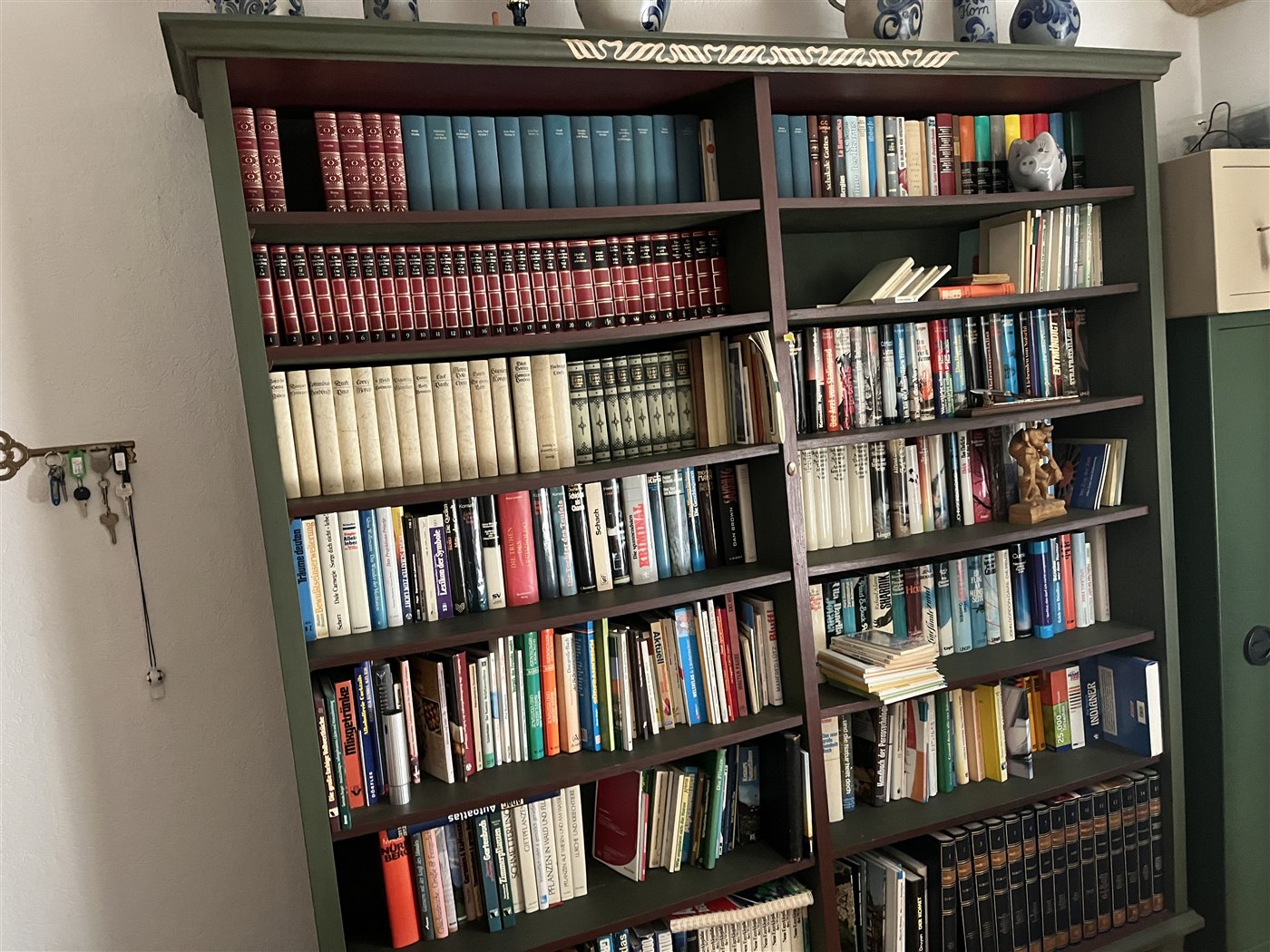 Vollgestellte Bücherwand vor der Entrümpelung in Nürnberg